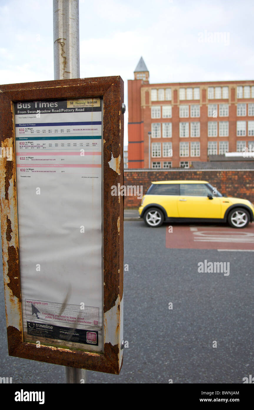 Mini jaune voiture garée sur th road près de Trencherfield Mill, Wigan Banque D'Images