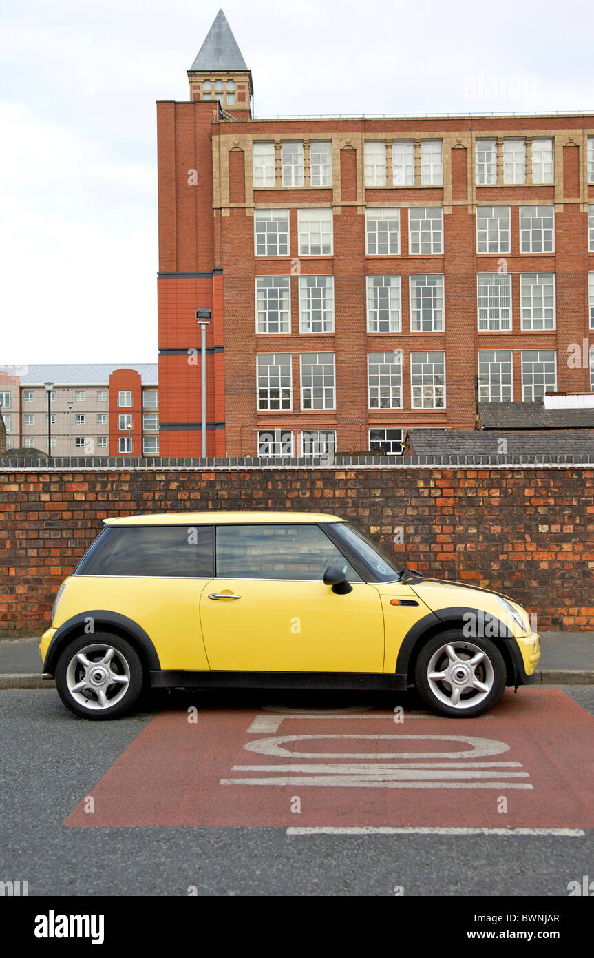Mini jaune voiture garée sur la route près de Trencherfield Mill, Wigan Banque D'Images
