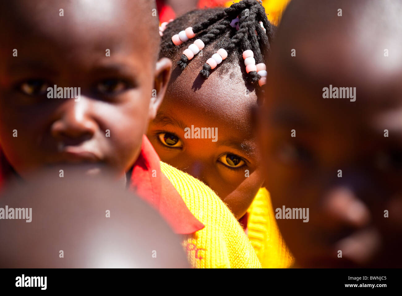 Les jeunes enfants en excursion au lac Nakuru, Kenya Banque D'Images