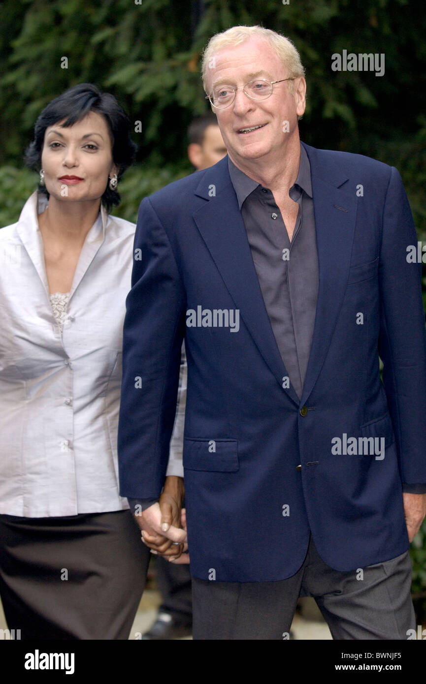 SIR Michael Caine, acteur et épouse SHAKIRA AU PARTI À LA SOCIÉTÉ CARLYLE SQUARE à Chelsea, Londres Banque D'Images