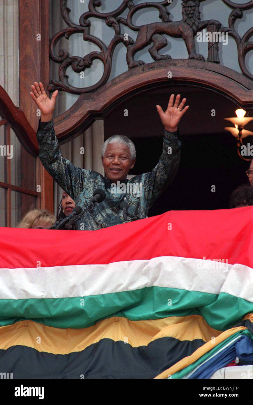 NELSON MANDELA EN Grande-bretagne EN AGITANT À LA FOULE EN PROVENANCE D'AFRIQUE DU SUD CHAMBRE À Trafalgar Square, Londres Banque D'Images