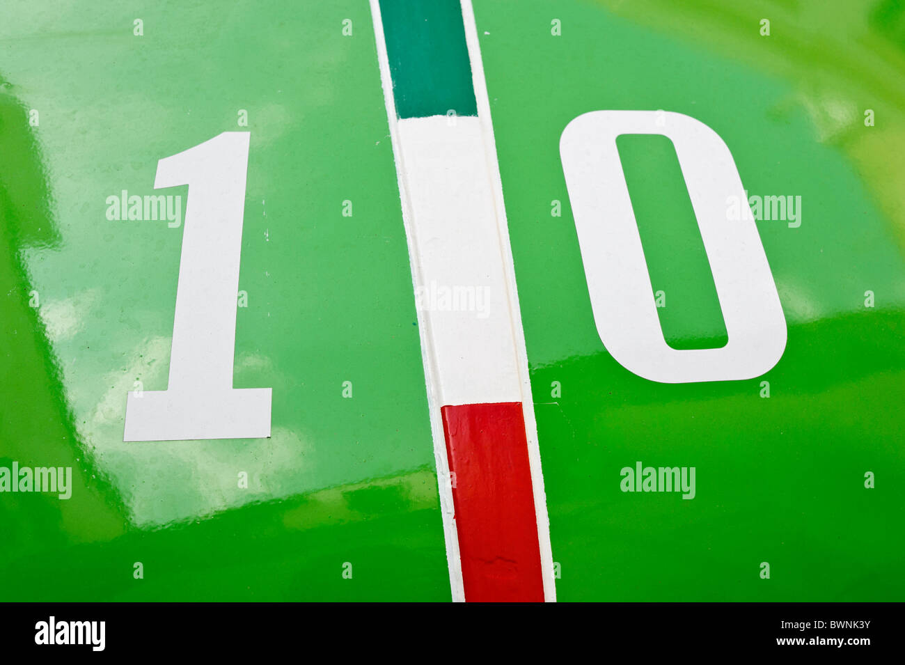 Fiat 500 d'origine peint dans les couleurs nationale italienne, détail de la hotte Banque D'Images