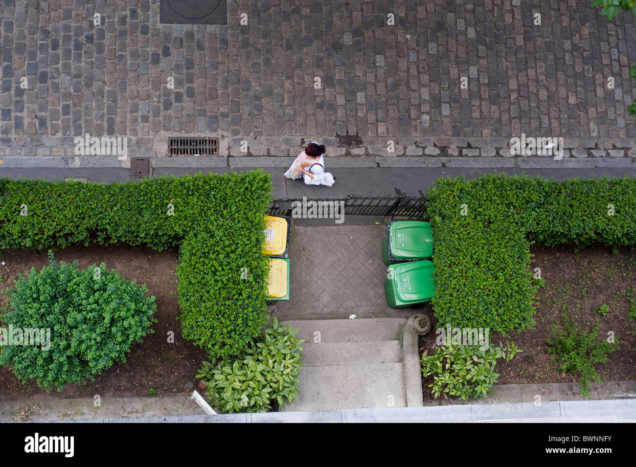 Paris, France, Jardins urbains poubelles en plastique Wheely en face de l'immeuble d'appartements, scène de rue aérienne, jardin à vélo Banque D'Images