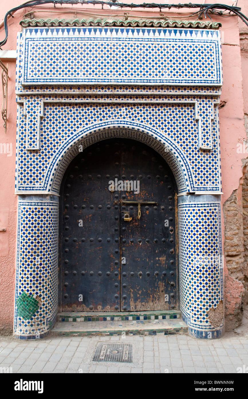 Porte traditionnelle marocaine à Marrakech Banque D'Images