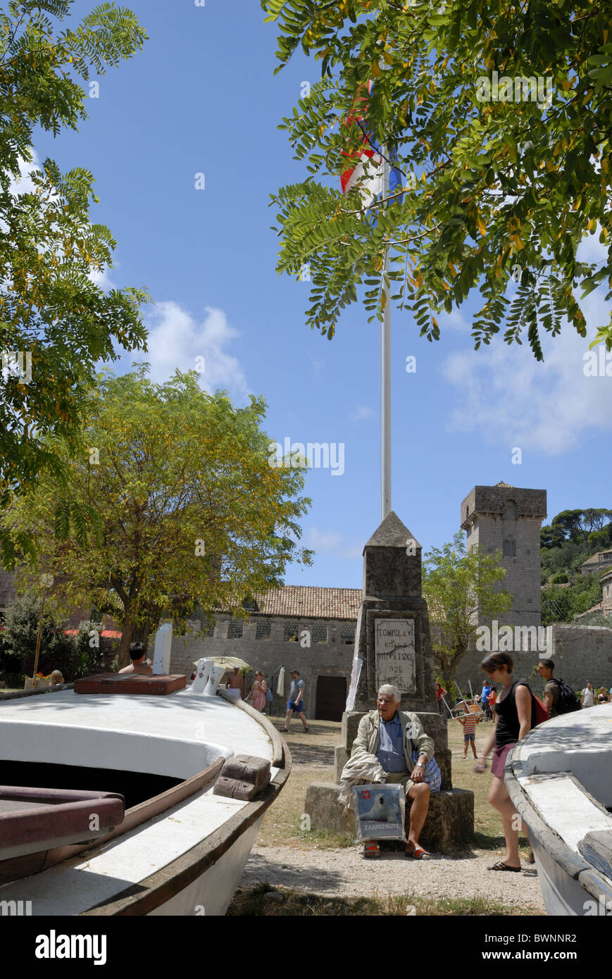 Une belle vue de la place principale de Sudurad Village sur l'île de Sipan. Derrière le château renaissance des Stjepovic-Skocibuha ... Banque D'Images