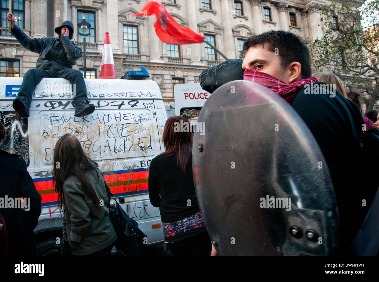 Fourgon de police vandalisée il reste en milieu de kettled les étudiants qui protestaient contre l'augmentation des frais de scolarité. Whitehall London 24. Banque D'Images