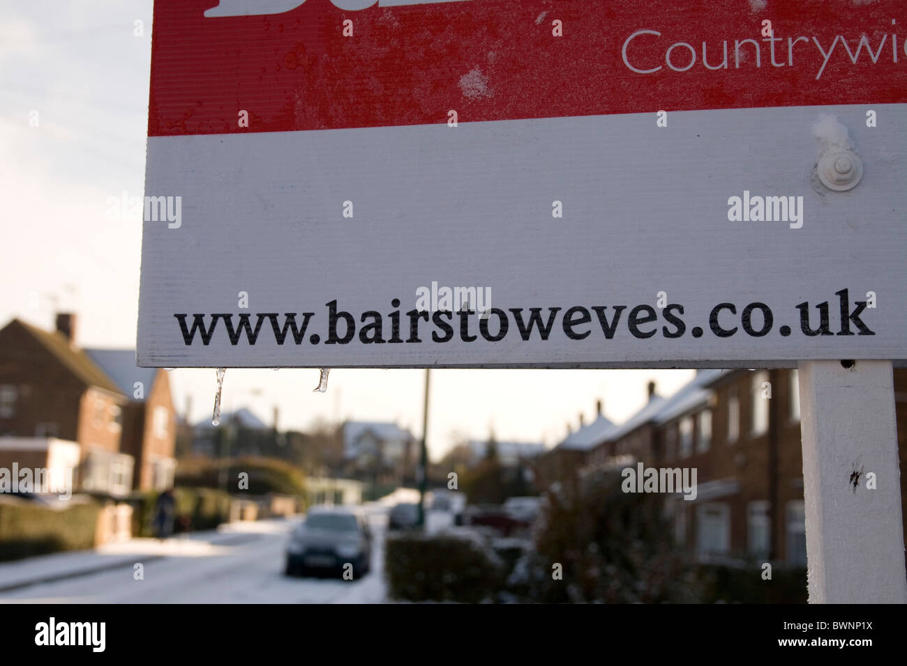 Les glaçons sur un Bairstow Eves estate agents enseigne publicitaire à l'extérieur d'une propriété en Angleterre Nottingham UK Banque D'Images