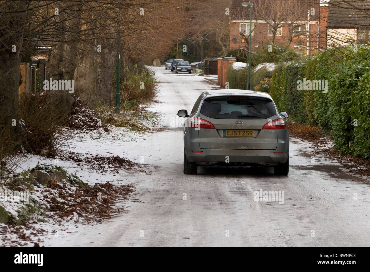 Une voiture roulant lentement le long d'un ungritted country road in Nottingham England UK Banque D'Images