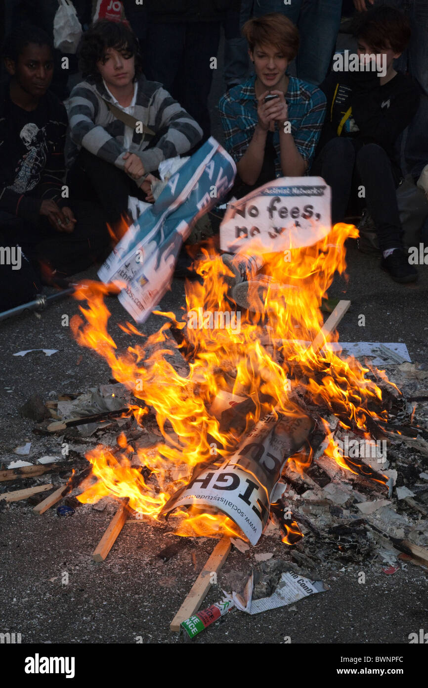 Londres, ANGLETERRE - manifestation des étudiants contre la hausse des frais et des coupes budgétaires dans Whitehall, les étudiants avec feu de camp Banque D'Images