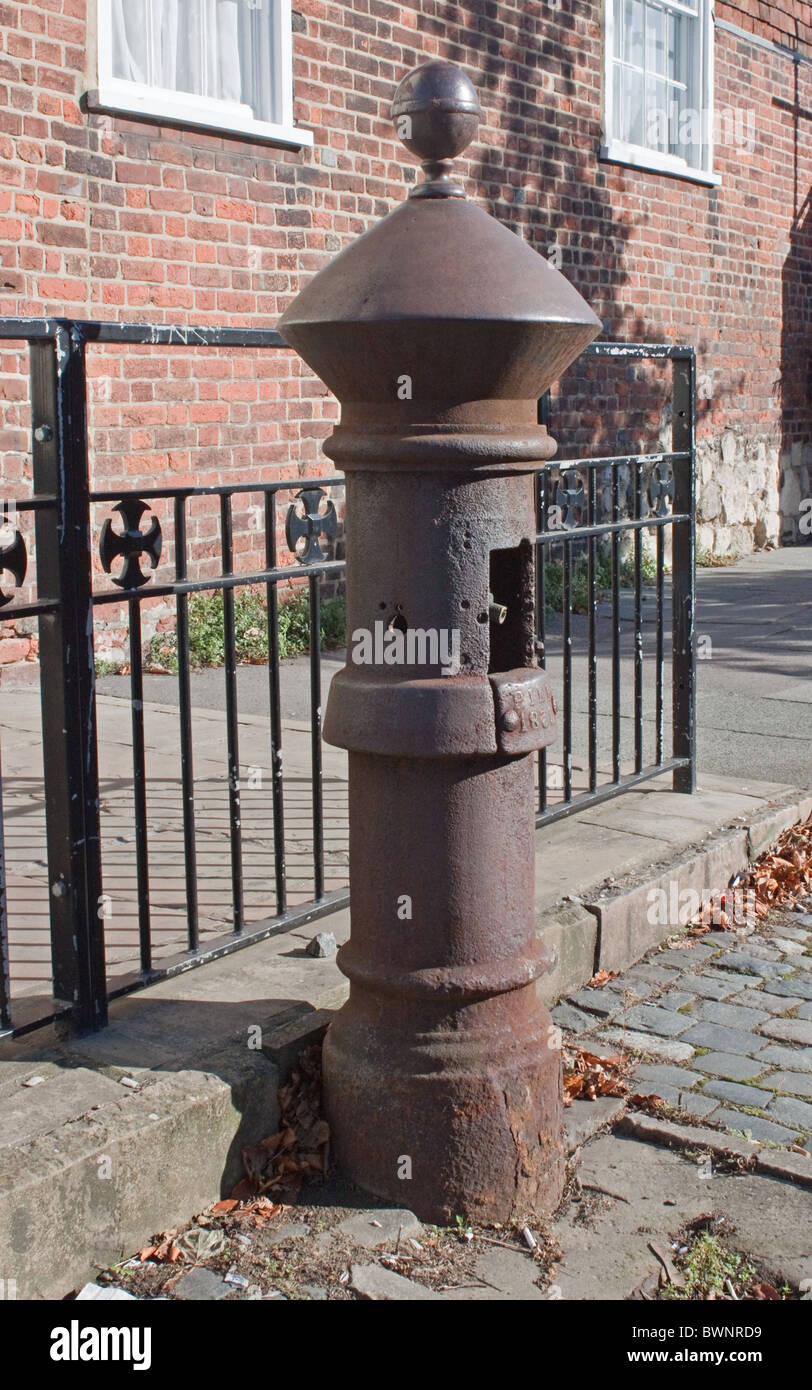Ancienne pompe à eau en fonte Longport Street Canterbury Banque D'Images