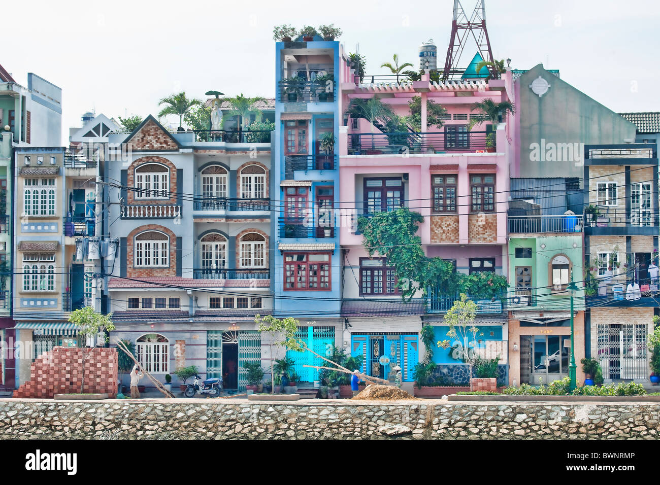 Maisons colorées construites dans 'tube' style architecture à la périphérie  de Ho Chi Minh City Vietnam Photo Stock - Alamy
