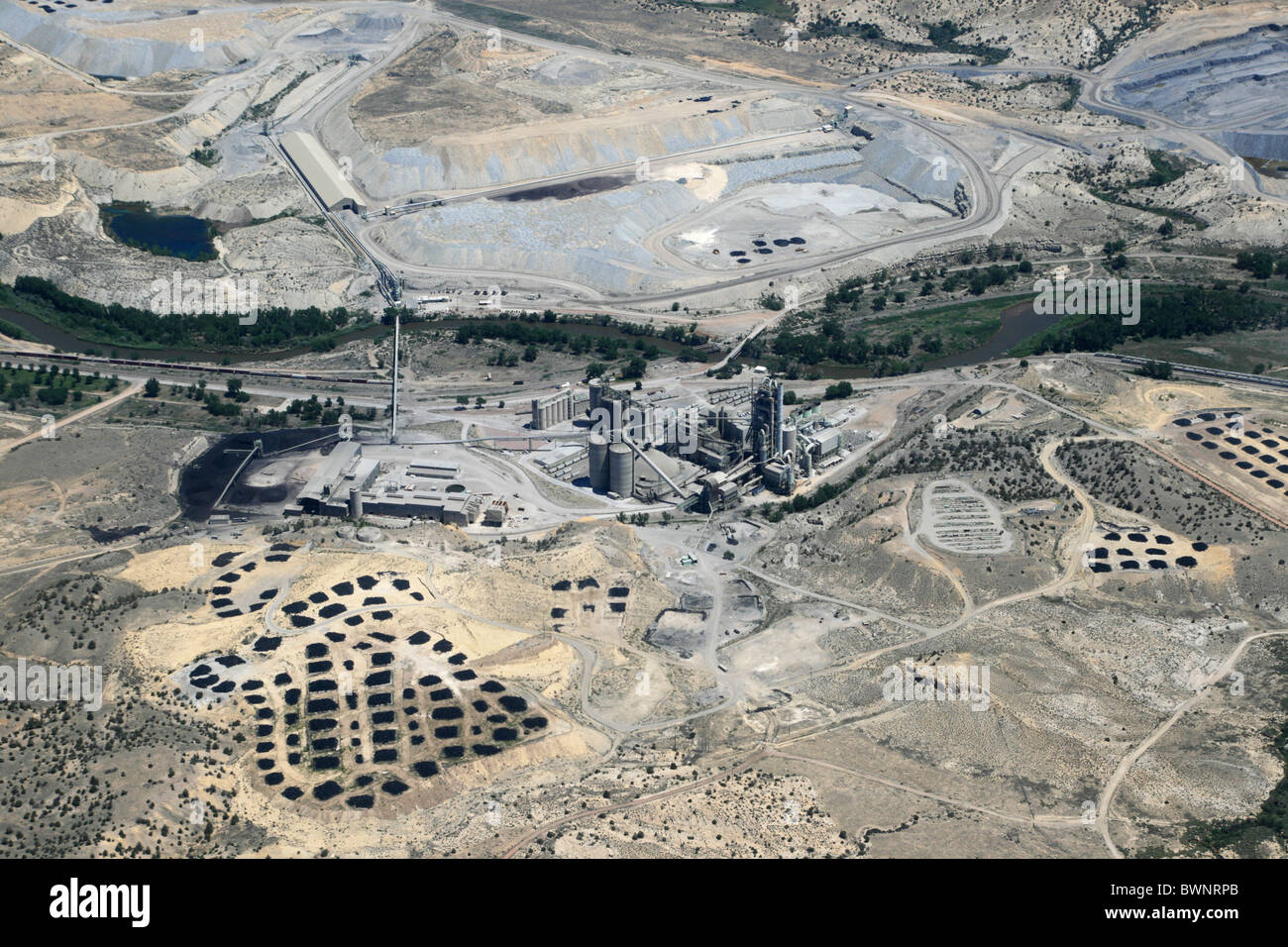 L'image aérienne de l'usine de ciment du Colorado avec des piles de pneus à incinérer des déchets Banque D'Images