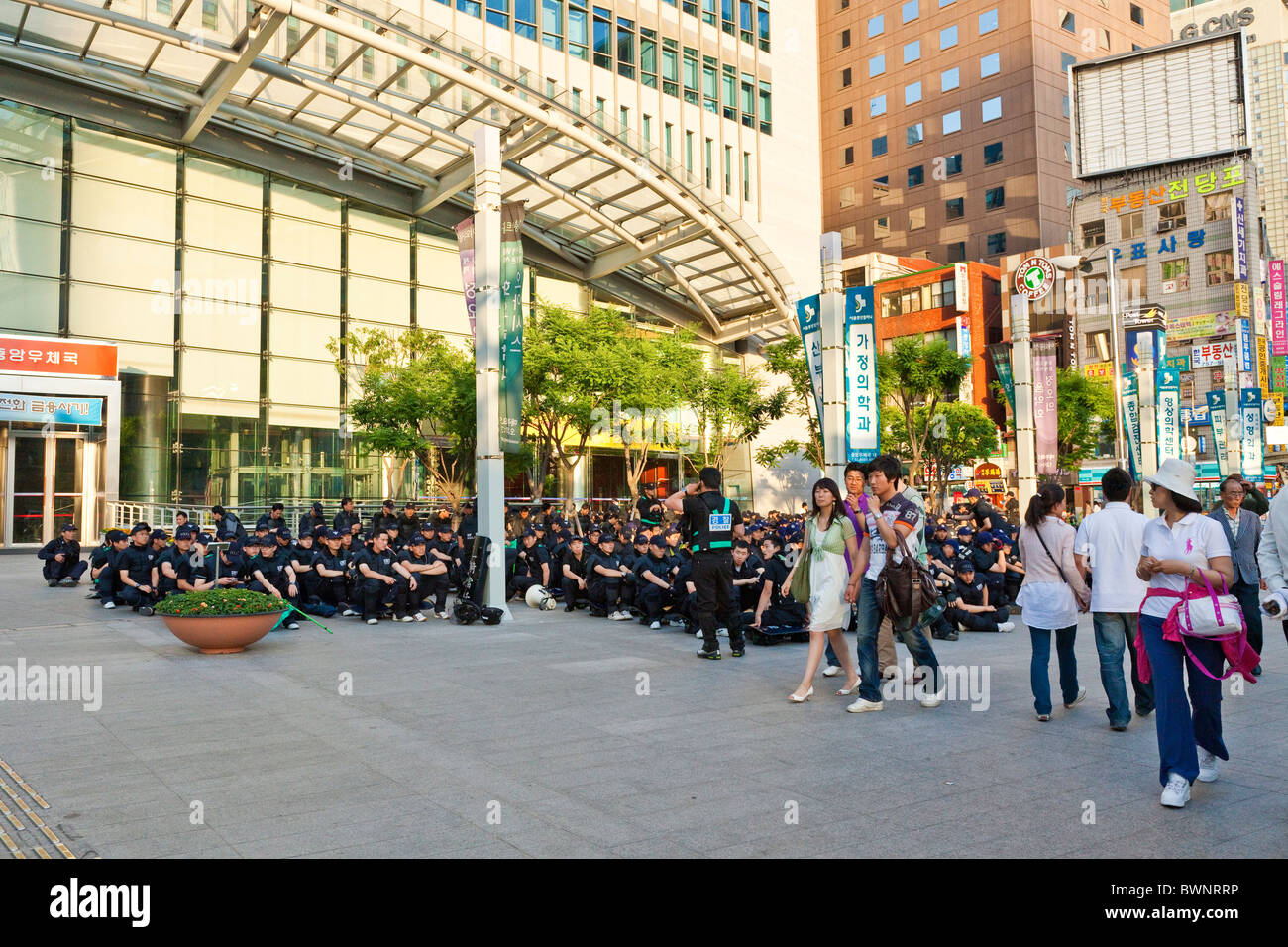 La police anti-émeute dans la salle d'attente du prêt dans Myeong-dong, Séoul, Corée du Sud. JMH3847 Banque D'Images