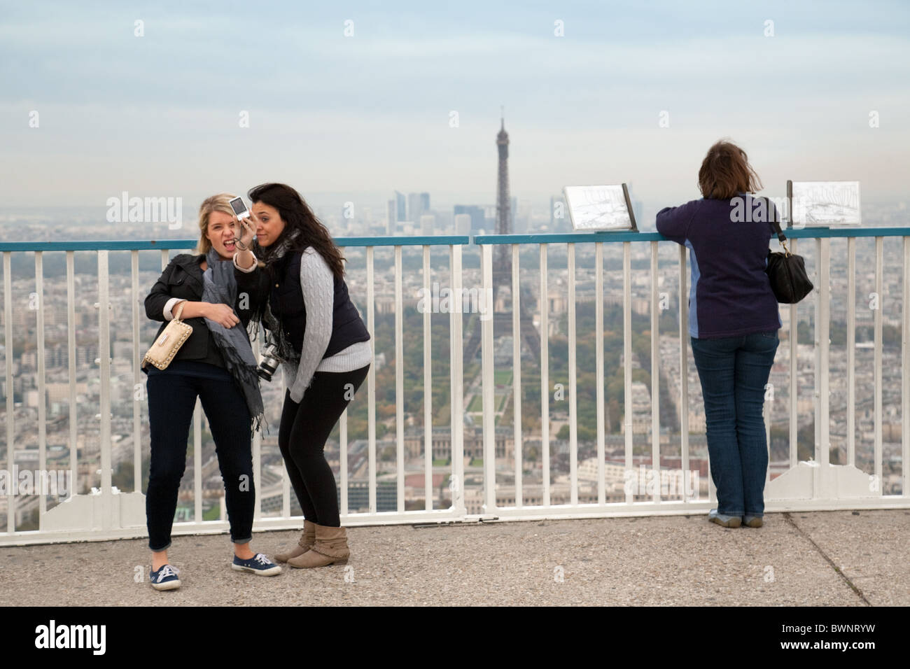 Les touristes à la recherche d'adolescent à la Tour Eiffel depuis le toit de la tour Montparnasse, Paris, France Banque D'Images