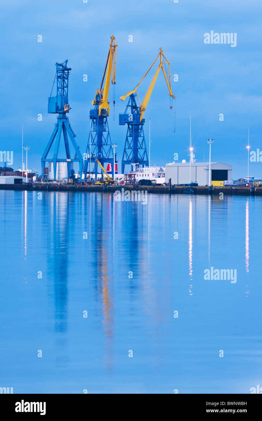 Les grues de quai Belfast reflète dans la rivière Lagan, au crépuscule, en Irlande du Nord Banque D'Images