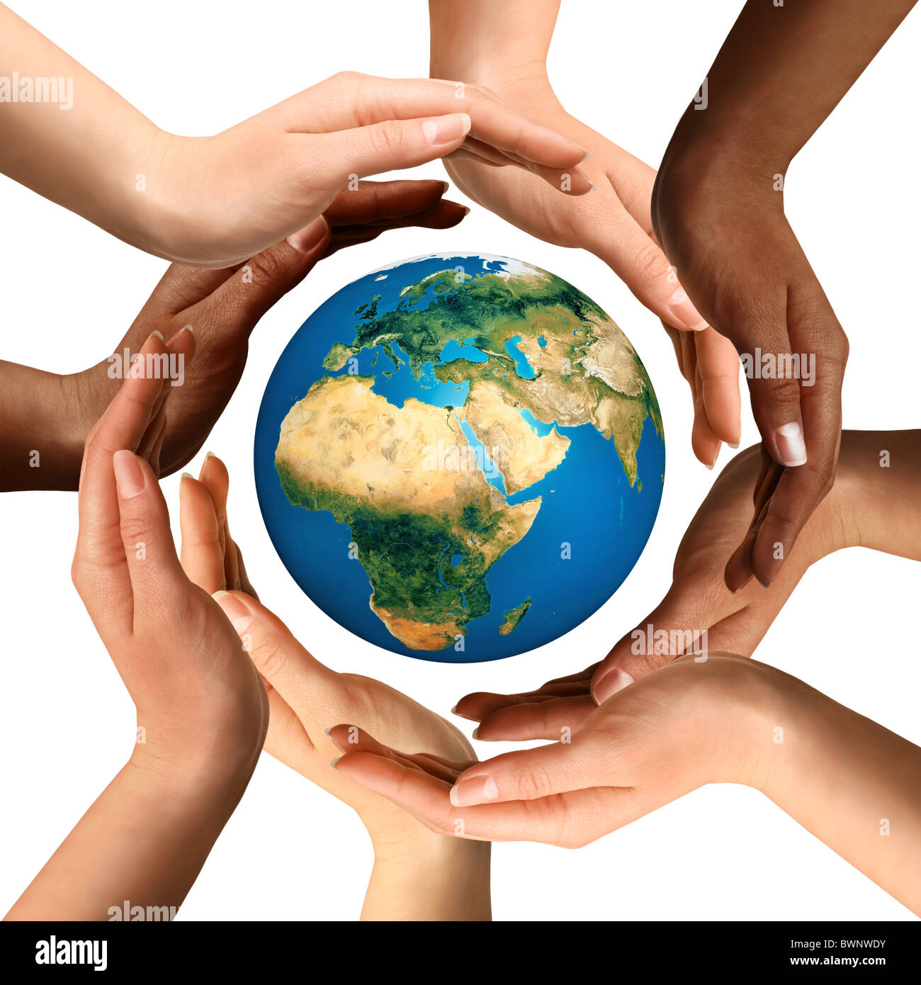 Symbole conceptuel de mains humaines multiraciale qui entoure le globe. L'unité, de la paix dans le monde, l'humanité concept Banque D'Images