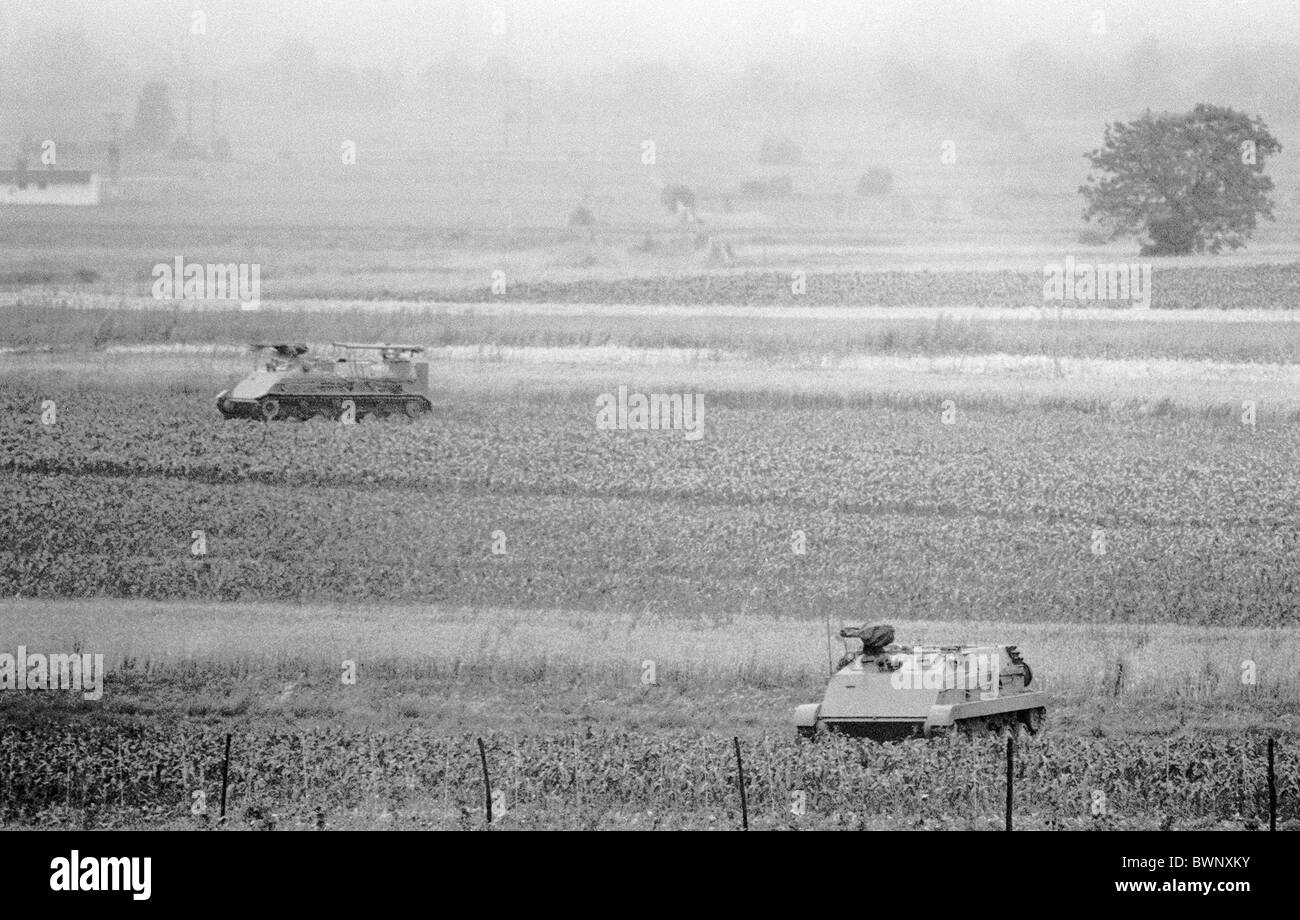 Guerre en ex-Yougoslavie - véhicules blindés de arny yougoslave sur la frontière de la Slovénie Croatie fraîchement déclaré en juillet 1991 Banque D'Images