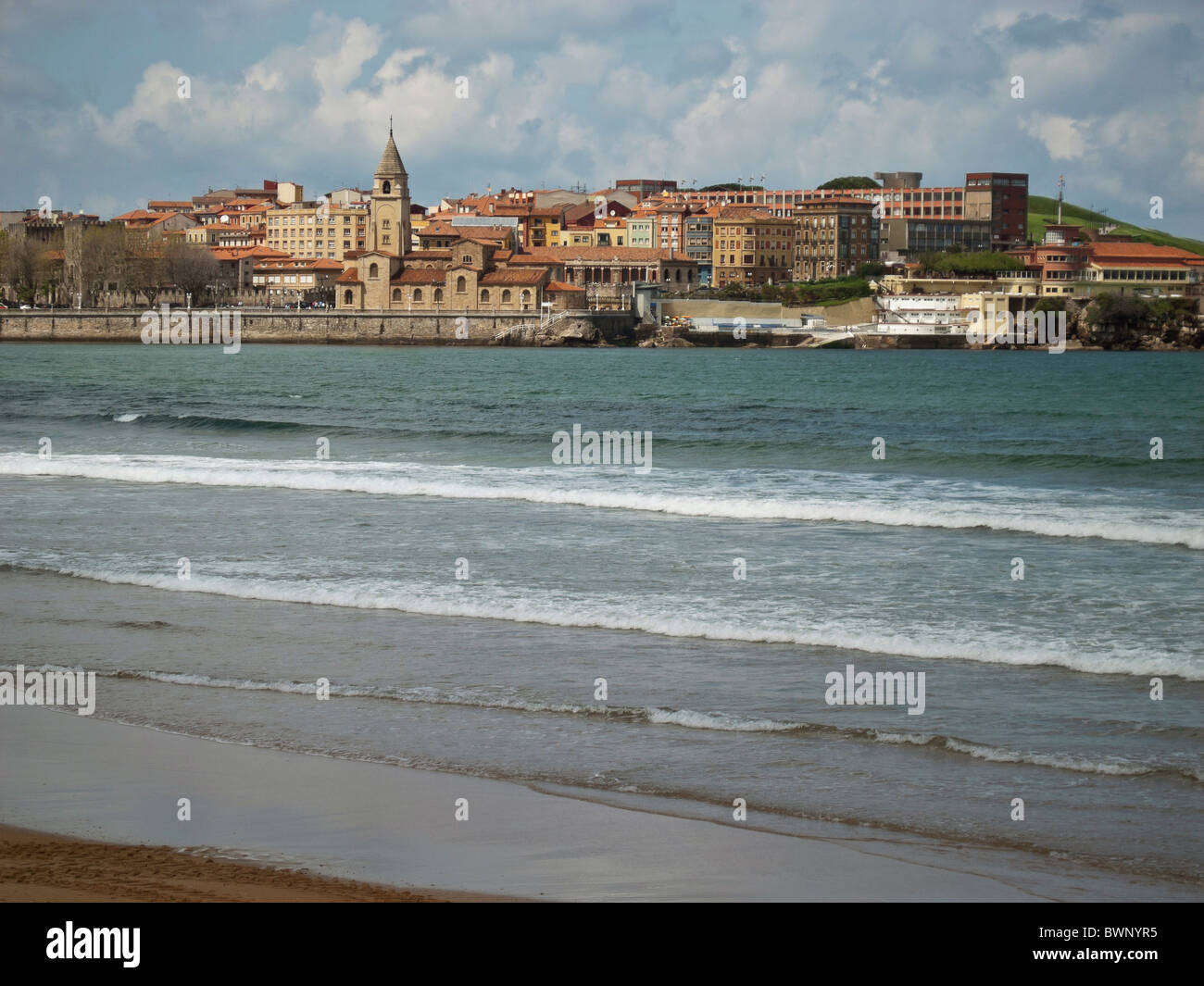 Plage de San Lorenzo dans la ville de Gijón Banque D'Images