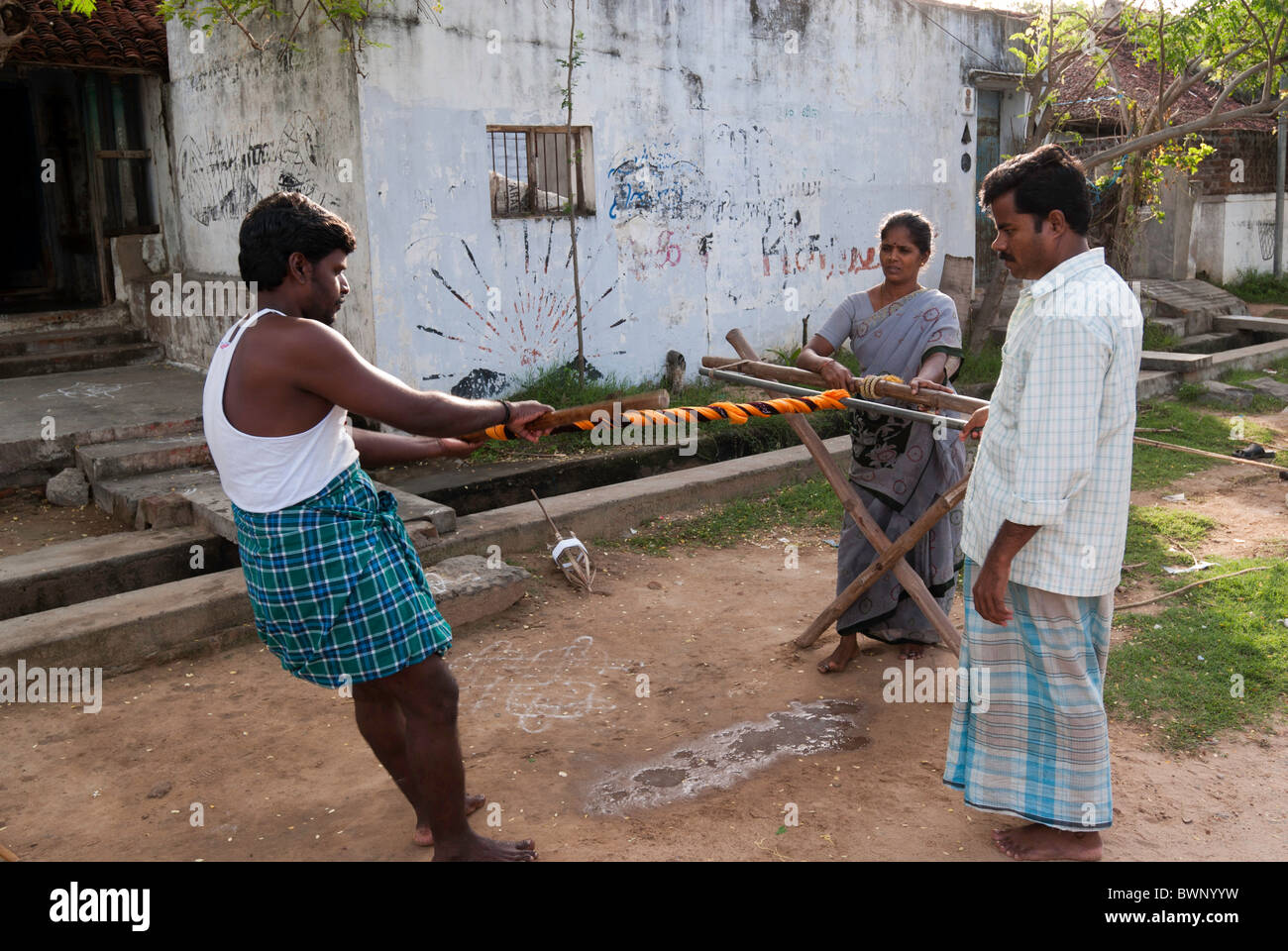 Fils de soie ; séchage ; Kanchipuram kancheepuram, Tamil Nadu, Inde. vieille tradition pratiqué par les tisserands dans leurs foyers . Banque D'Images