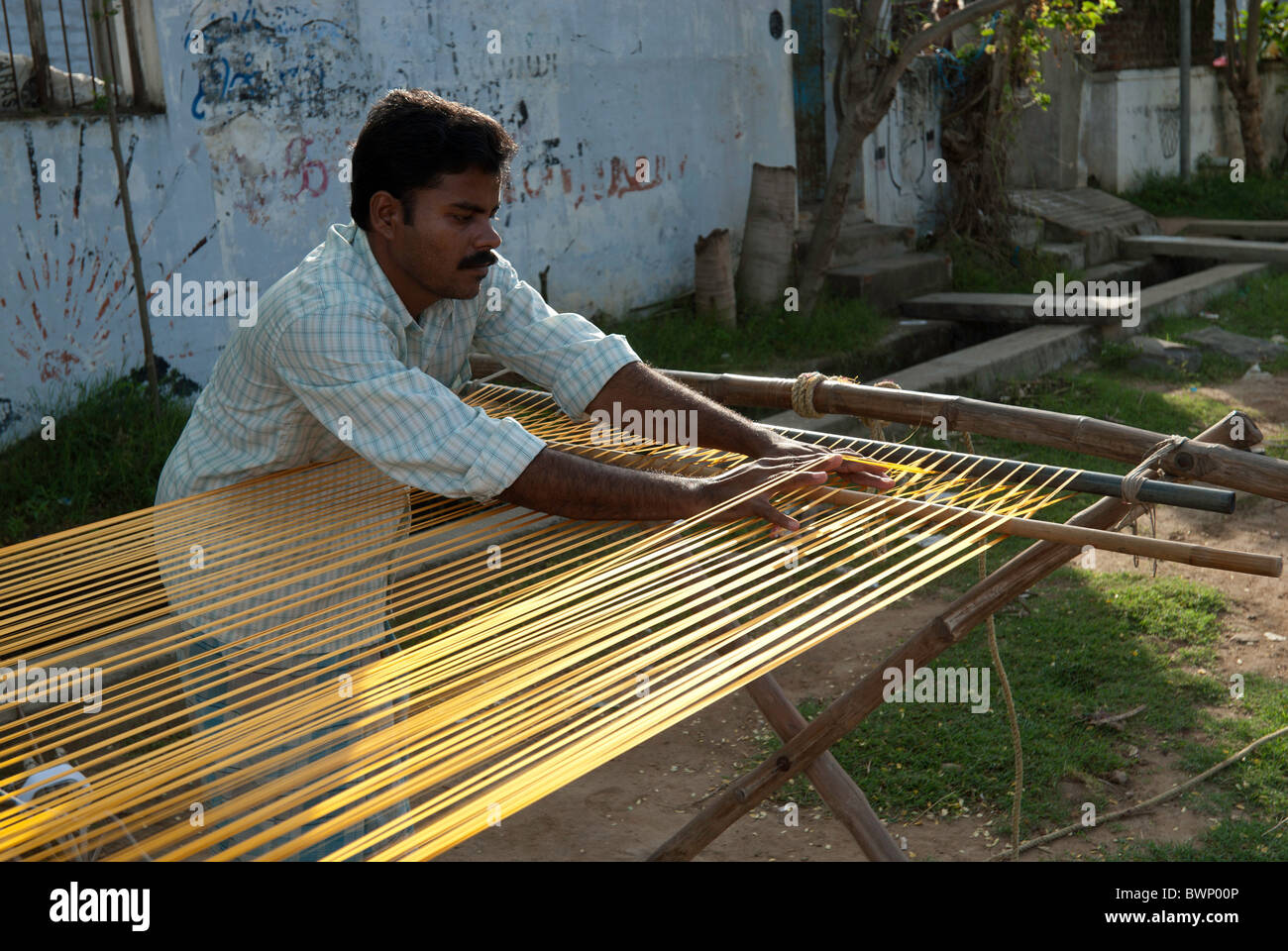 Suppression de noeuds et séchage de fils de soie  ; vieille tradition pratiquée par des tisserands de Kancheepuram, Kanchipuram, Tamil Nadu, Inde Banque D'Images