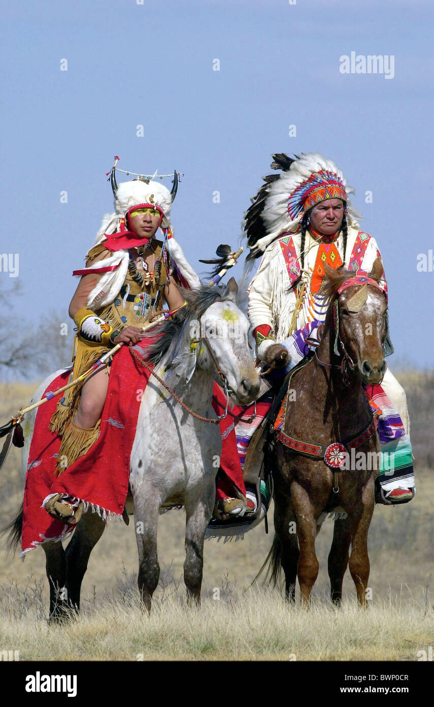 Les Indiens des Plaines à cheval en costumes traditionnels et FEATHER HEAD DRESS WANUSKEWIN HERITAGE PARK, Saskatoon, Canada Banque D'Images