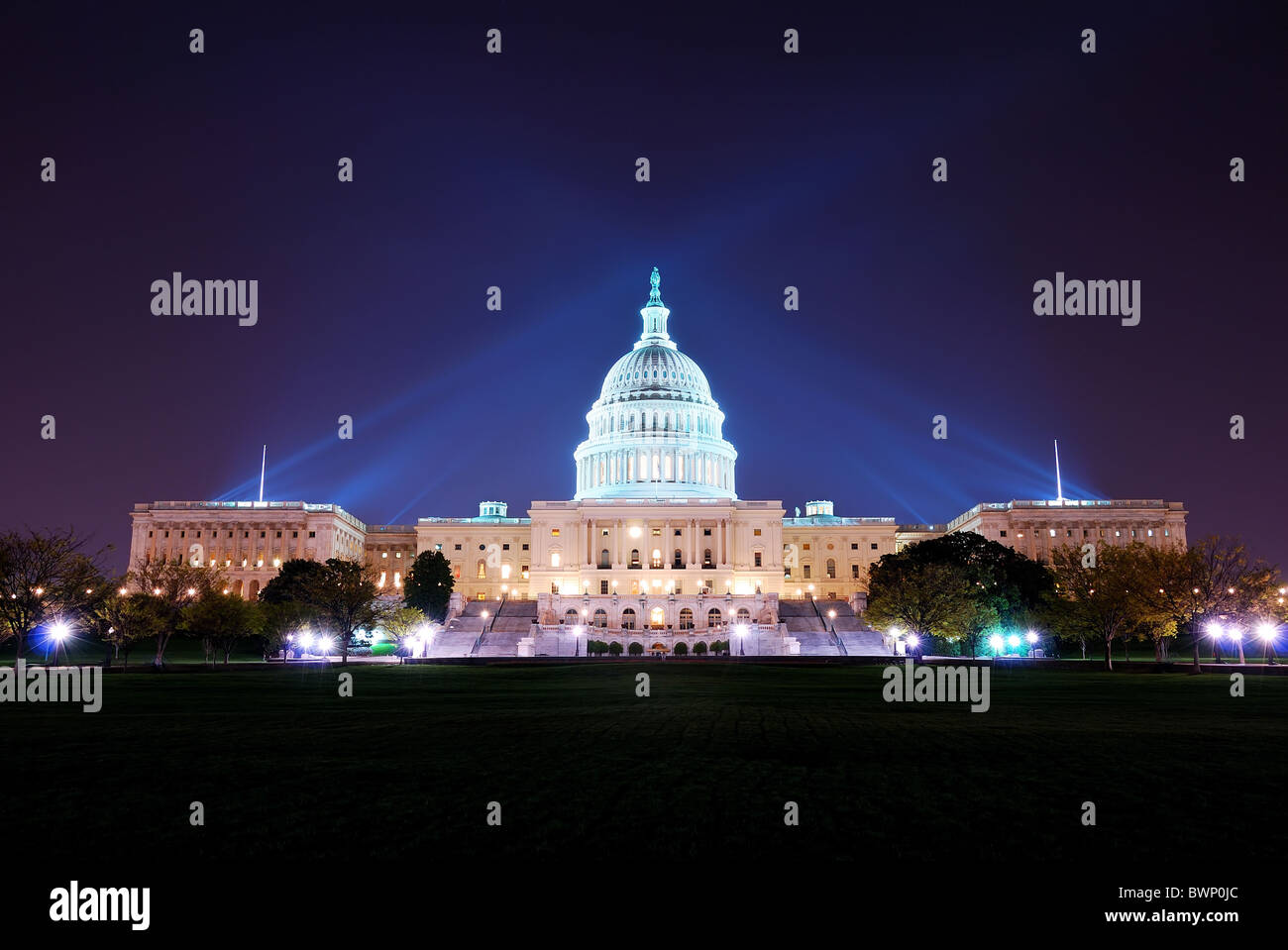 Capitol Hill building at night illuminé par la lumière, Washington DC. Banque D'Images