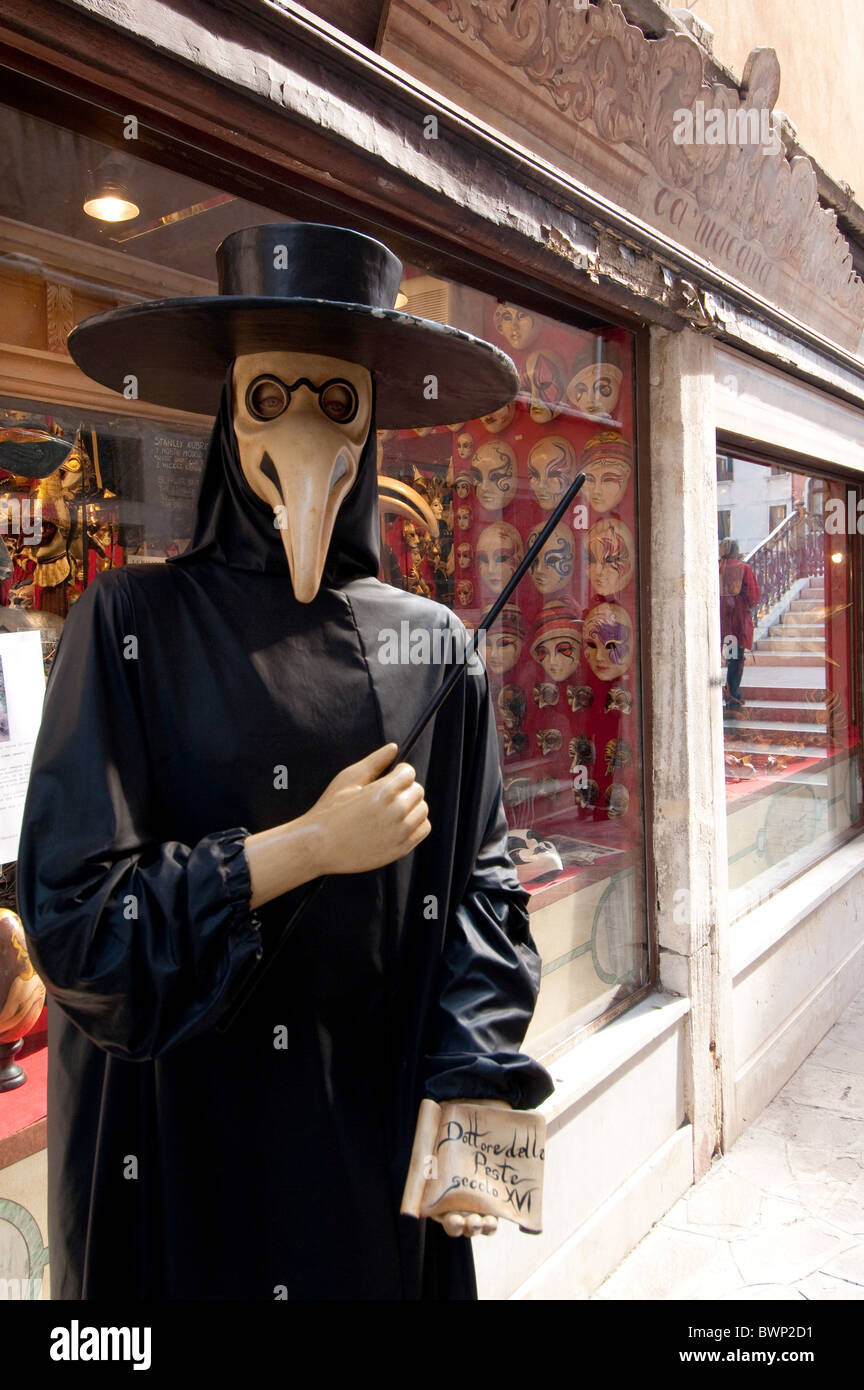 Boutique de souvenirs avec masque homme dottore della Peste, sestiere Dorsoduro de Venise, Italie 2010 Banque D'Images