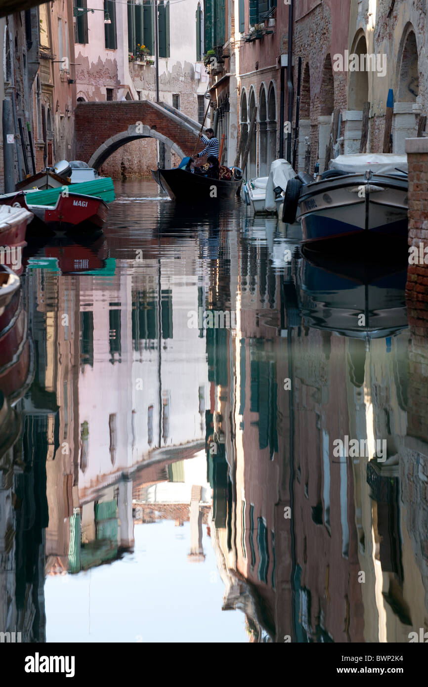 Gondola Sestiere San Polo avec maison réflexions sur l'eau Venise 2010 Banque D'Images