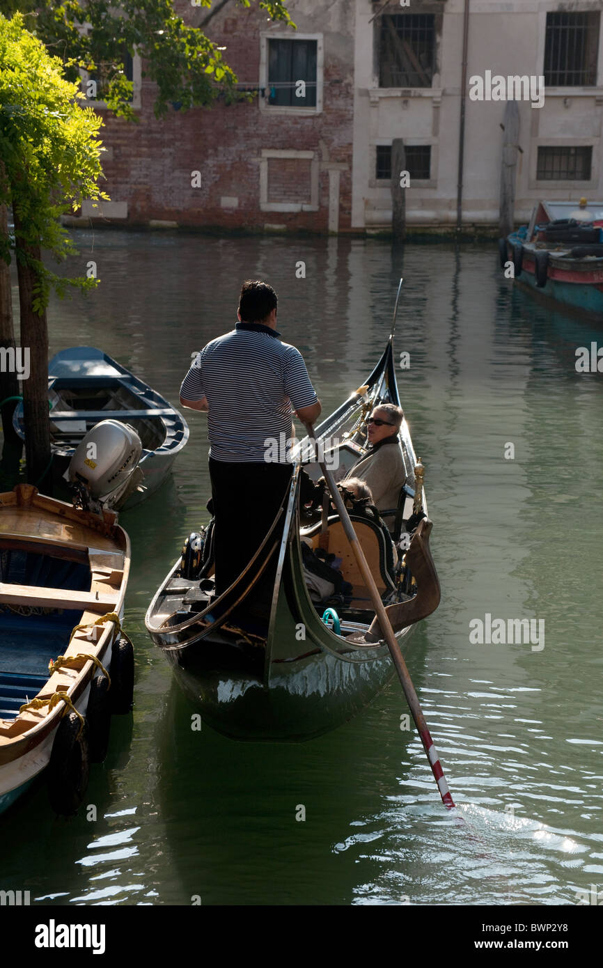 Gondola Sestiere San Polo Venise 2010 avec de petits cours d'eau Banque D'Images