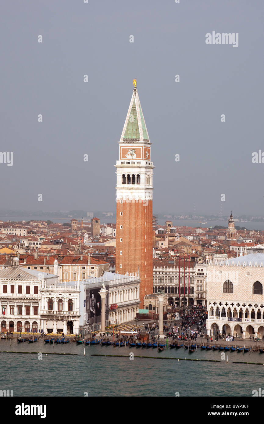 Vue depuis l'église San Giorgio Maggiore à Venise San Marco avec le campanile et le palais de Doges 2010 Italie Banque D'Images