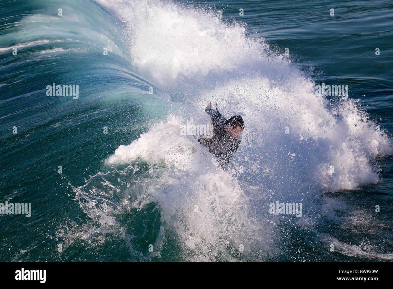 Circonscription d'un surfer les vagues dans la mer spray Banque D'Images