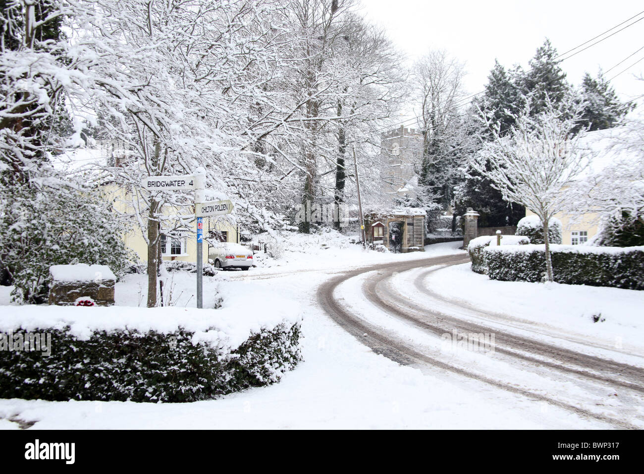 Rarement vu des couvertures de neige la nuit le village de Cossington sur le Hiulls Polden à Somerset, England, UK Banque D'Images