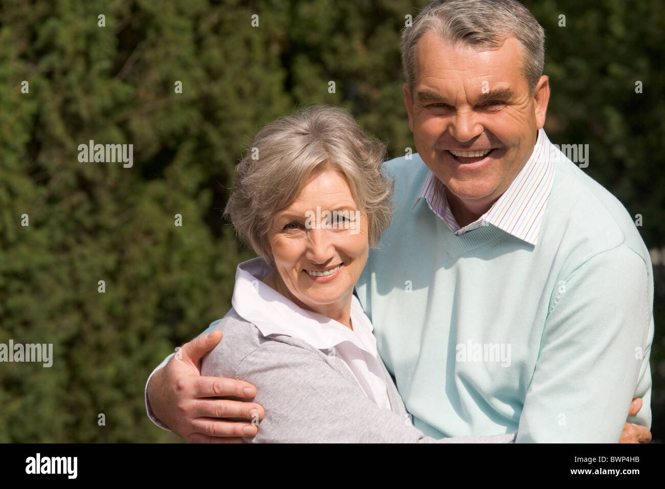 Portrait of happy senior couple looking at camera sur sunny day Banque D'Images