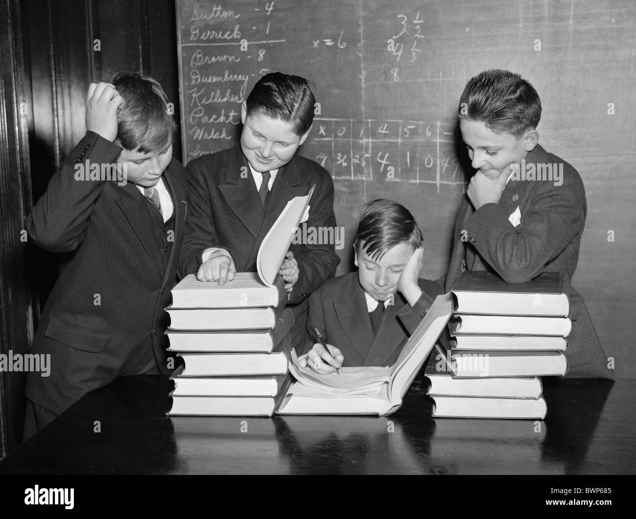Vintage photo vers 1936 d'un groupe de collégiens qui étudient les livres dans une salle de classe à Washington DC. Banque D'Images