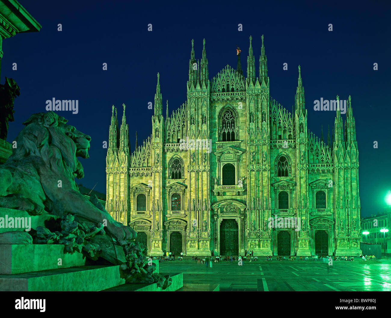 Europe Italie Milan La cathédrale de Milan Juillet 2007 Europe Duomo Santa Maria Nascente Milano la nuit square illumi Banque D'Images