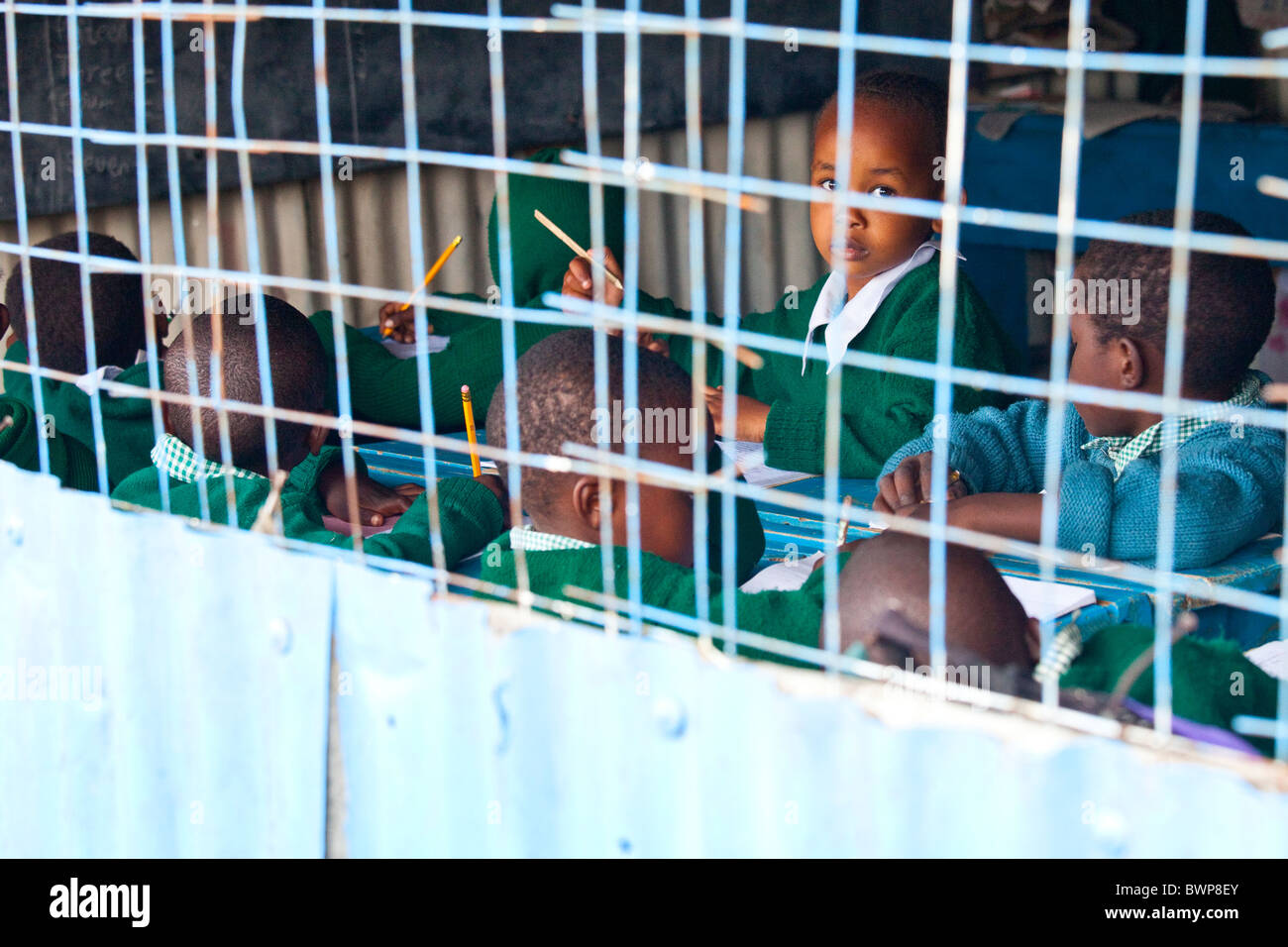 Les enfants des bidonvilles de Mathare, Classe à Maji Mazuir centre et école, Nairobi, Kenya Banque D'Images