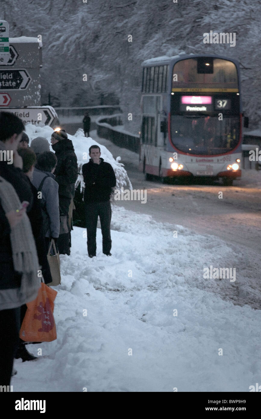 Après deux mètres de neige sont tombés, les usagers s'efforcer de se rendre au travail dans la banlieue d'Édimbourg. Penicuik, Midlothian, Ecosse, Royaume-Uni Banque D'Images