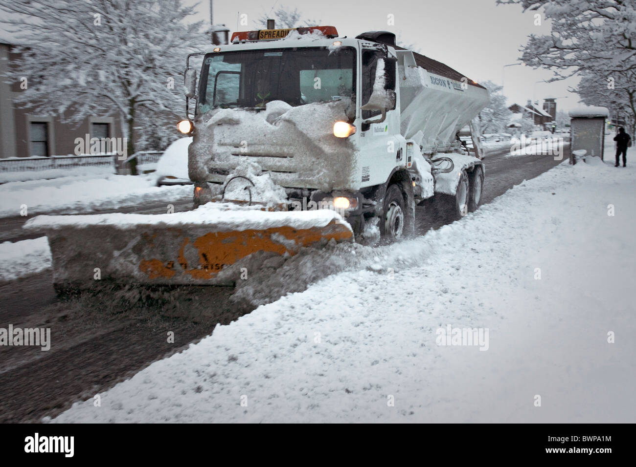 Après deux mètres de neige sont tombés, les usagers s'efforcer de se rendre au travail dans la banlieue d'Édimbourg. Penicuik, Midlothian, Ecosse, Royaume-Uni Banque D'Images