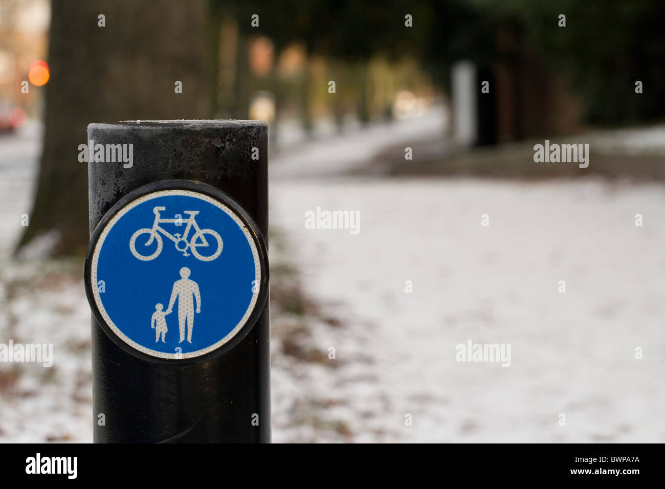 Une voie cyclable signer dans la neige à l'extérieur du parc de Wollaton, Nottingham England UK Banque D'Images
