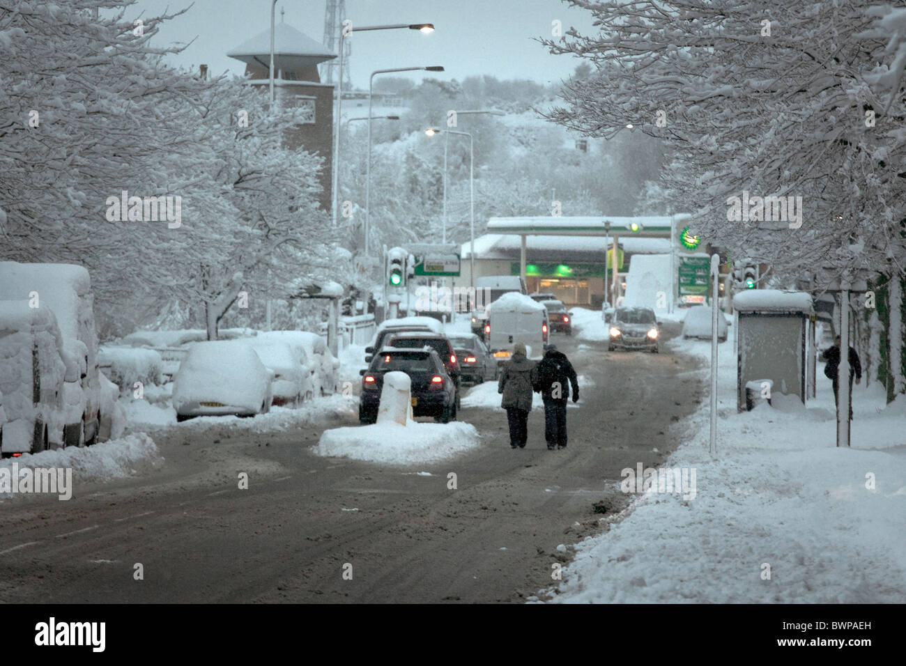 Après deux mètres de neige sont tombés, les usagers s'efforcer de se rendre au travail dans la banlieue d'Édimbourg. Penicuik, Midlothian, Ecosse, Royaume-Uni Banque D'Images