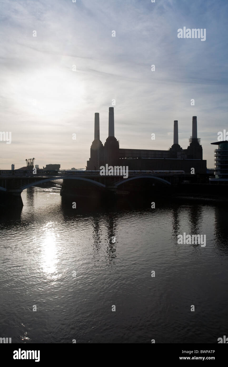 Battersea Power Station en silhouette. London, England, UK Banque D'Images
