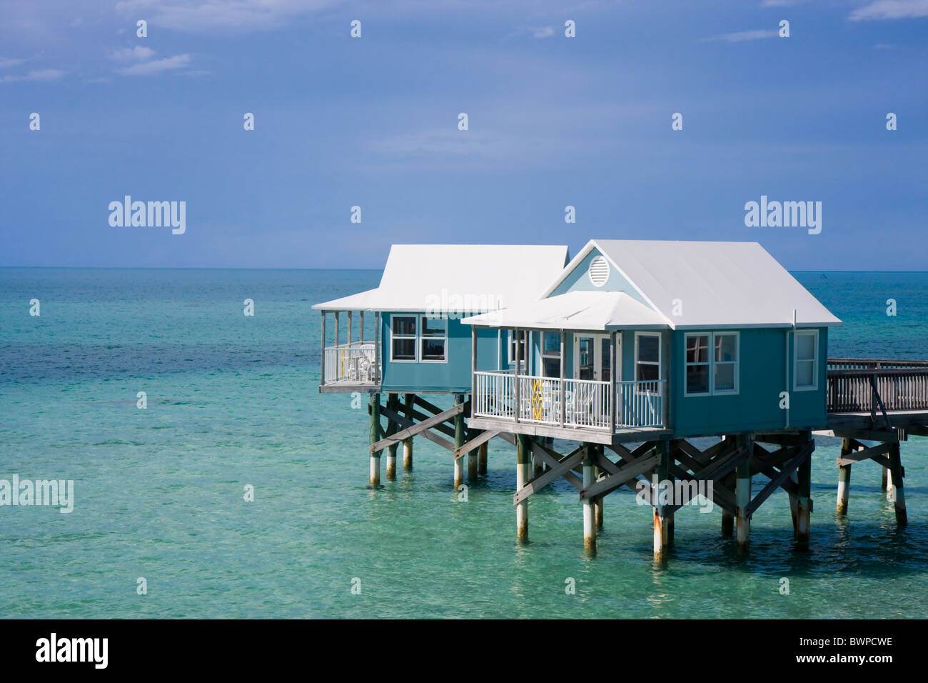 Hôtel cabanas sur pilotis dans la mer Banque D'Images