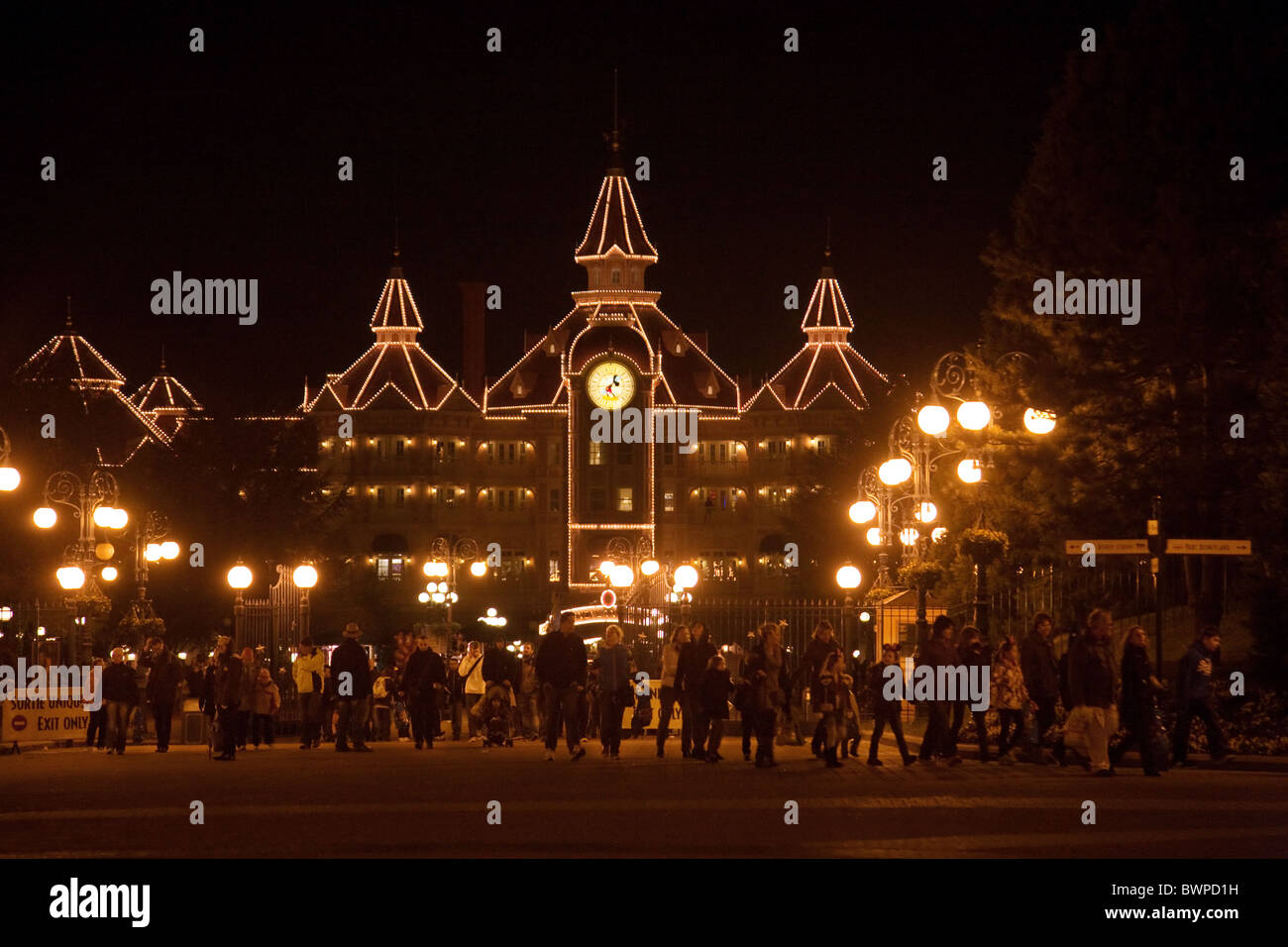 Les gens de quitter le parc Disneyland Paris à l'heure de fermeture, Disneyland Paris, France Banque D'Images