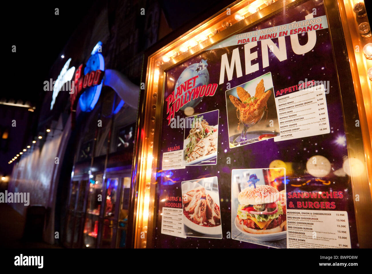 L'extérieur de la planète Hollywood restaurant, avec son menu affichage, Disney Village, Disneyland Paris, France Banque D'Images