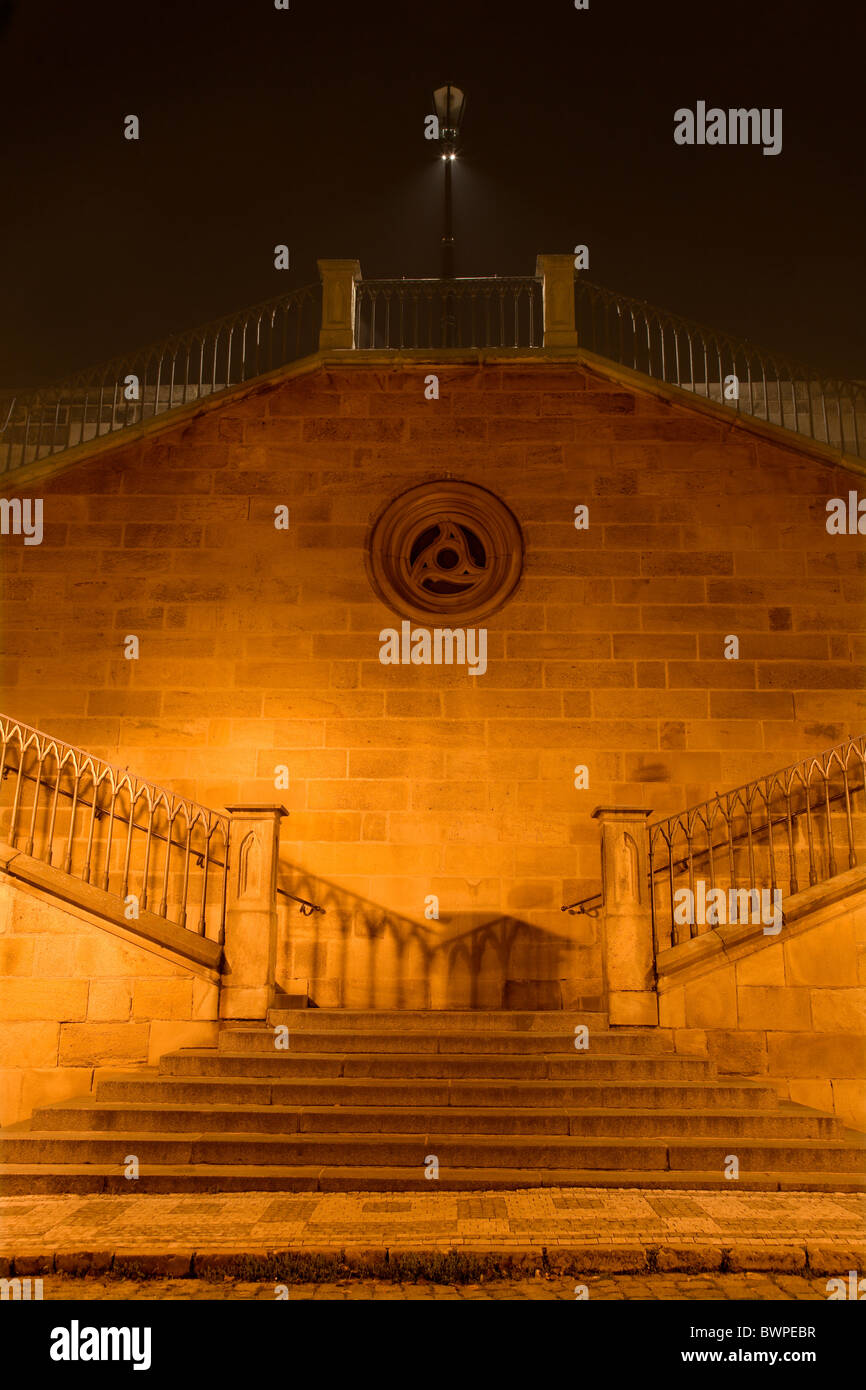 Détail du pont Charles à Prague - escaliers dans la nuit Banque D'Images