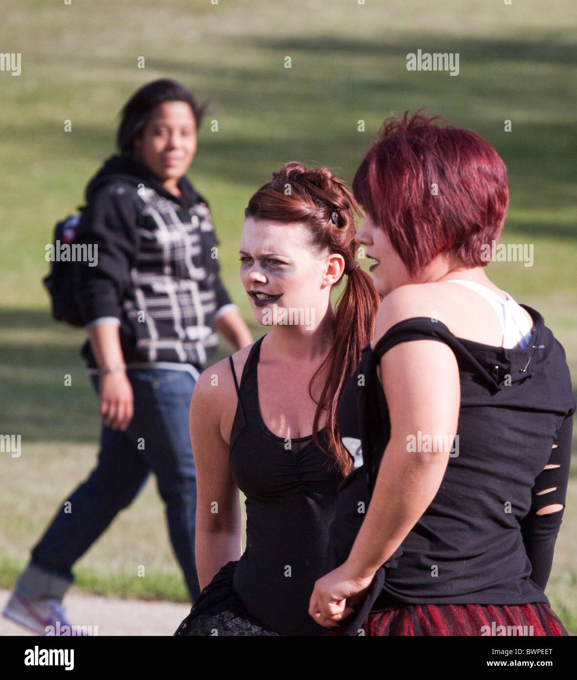 Girl Street dancers back stage à la fierté à Ipswich Suffolk 2010 Banque D'Images