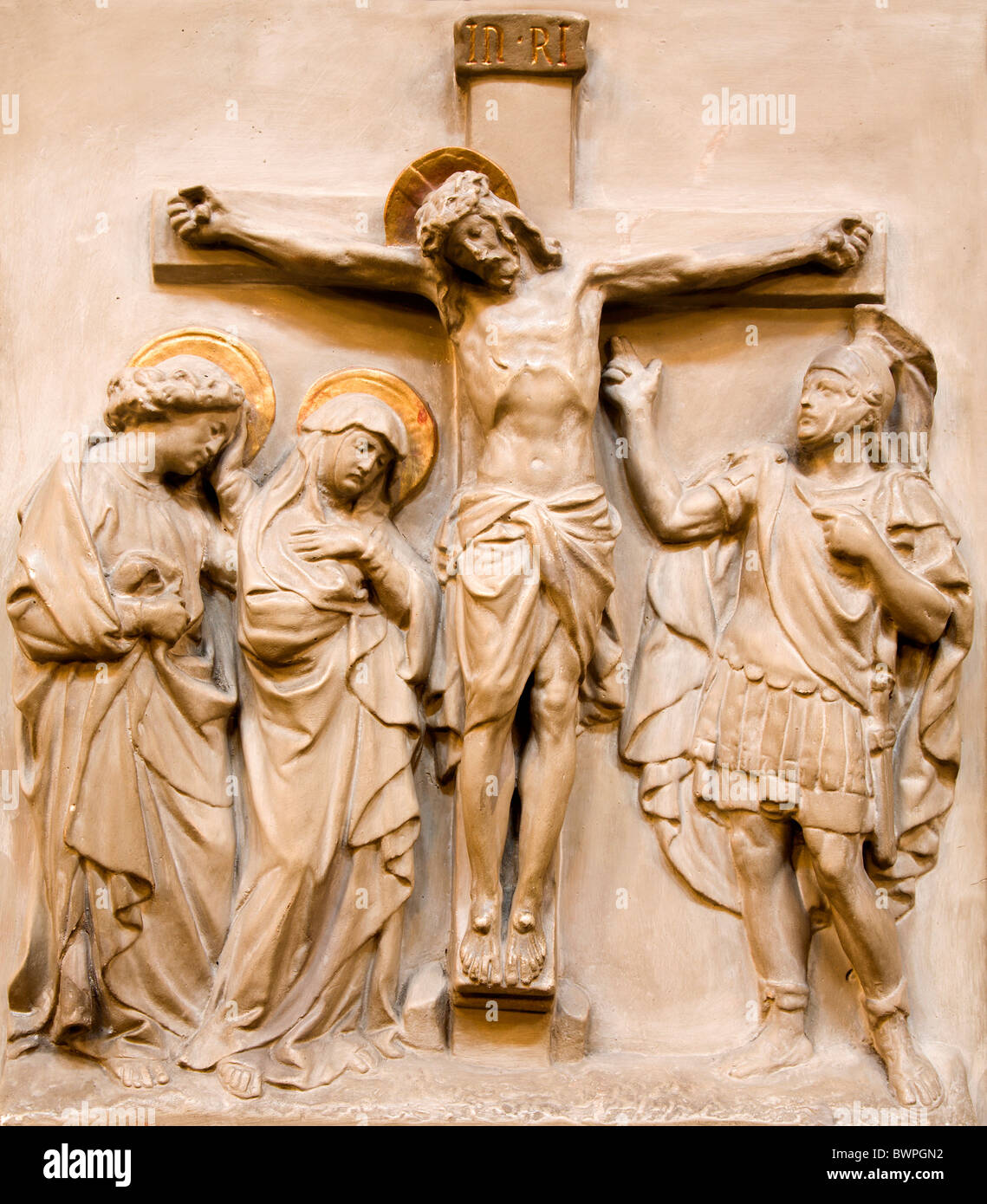 Vienne - relief le Christ sur la croix et hl. John et hl. Marie de l'église des Dominicains Banque D'Images