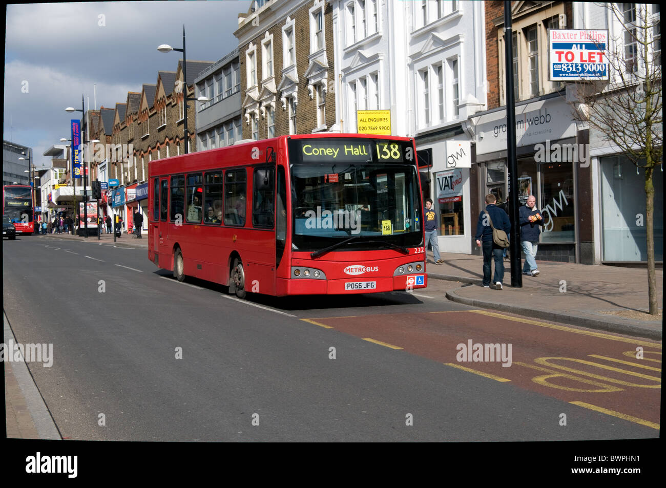 Un simple pont red London bus exploités par Metrobus, partie de la groupe Go-Ahead, voyages le long de High Street, Bromley, Kent. Banque D'Images