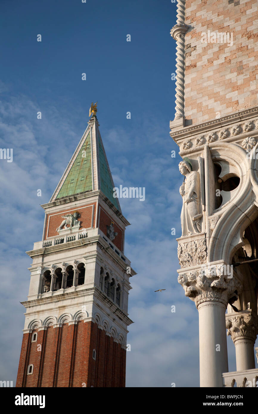 Le Campanile de St Mark's Church dans le quartier de San Marco avec le coin du Palais des Doges au premier plan. Banque D'Images