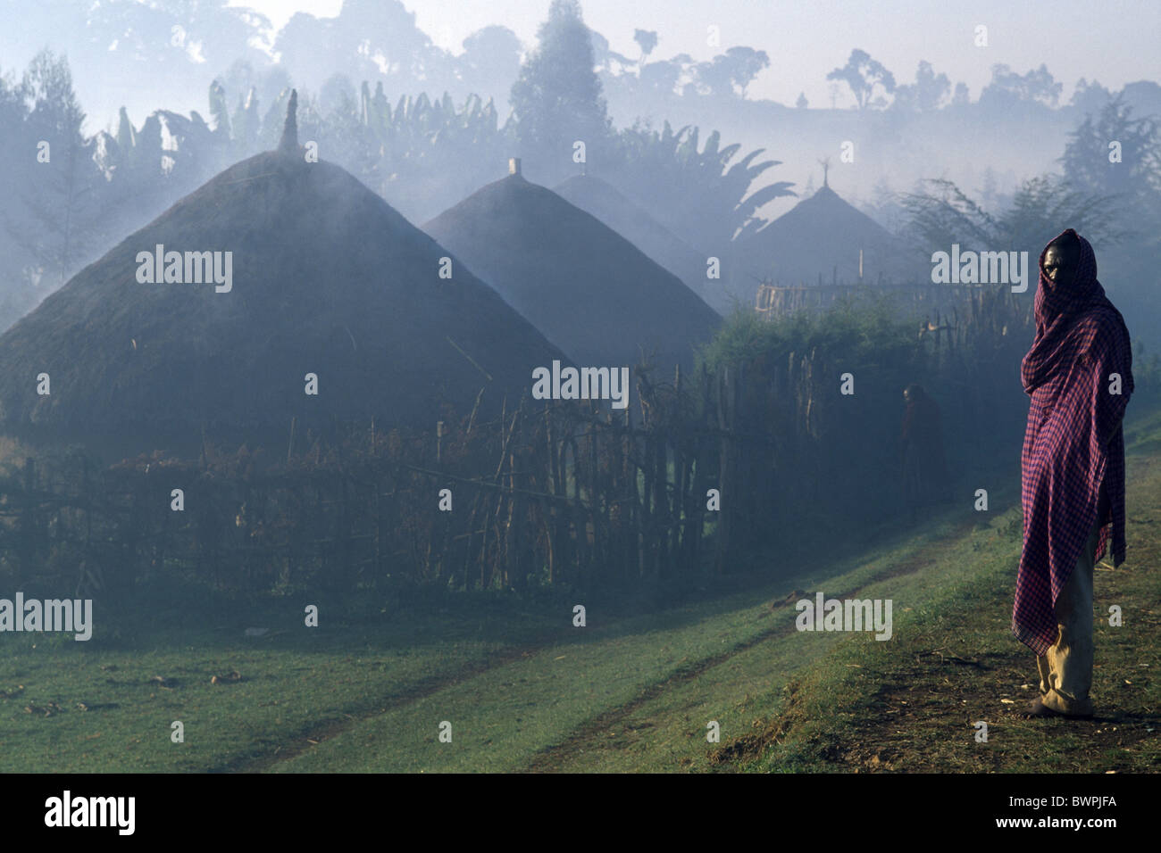 L'Ethiopie Awasa highlands village Afrique Afrique de l'Est de l'Ogaden, Kral tourisme voyage maisons cabanes homme brouillard dômes Banque D'Images